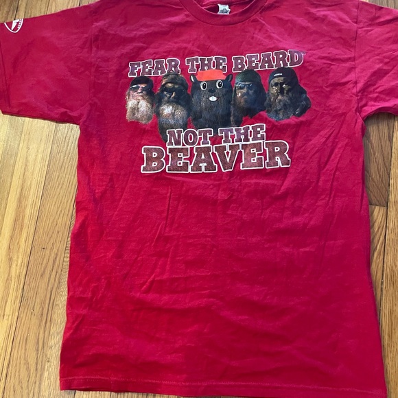 Buccees Shirt Mens SZ M Red “Fear the Beard Not the Beaver” Duck Commander - Picture 2 of 6